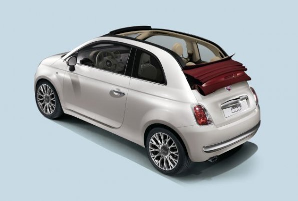 Fiat 500 mit geöffnetem Verdeck