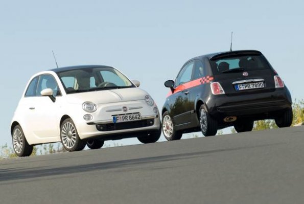 Zwei Fiat 500: Front und Heck 