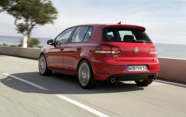 Der Heckspoiler ist der einzige Anbau am Golf GTI VI