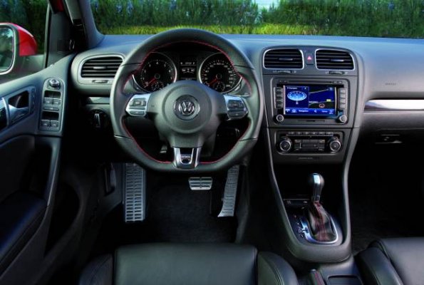 Ein Blick aufs Cockpit des Golf GTI VI