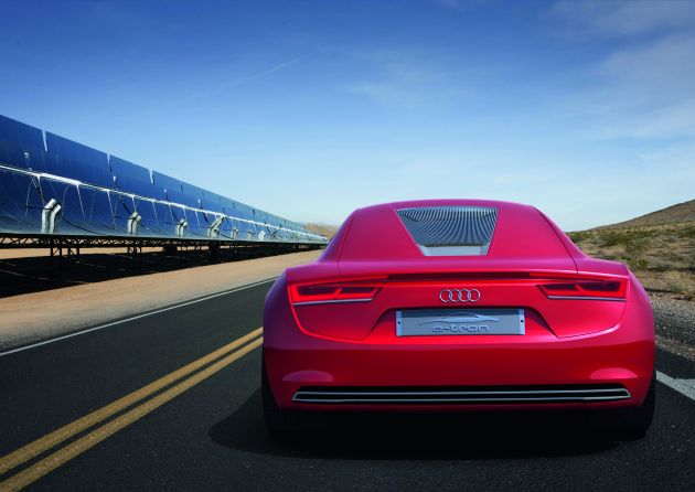 Audi e-tron:
F090011