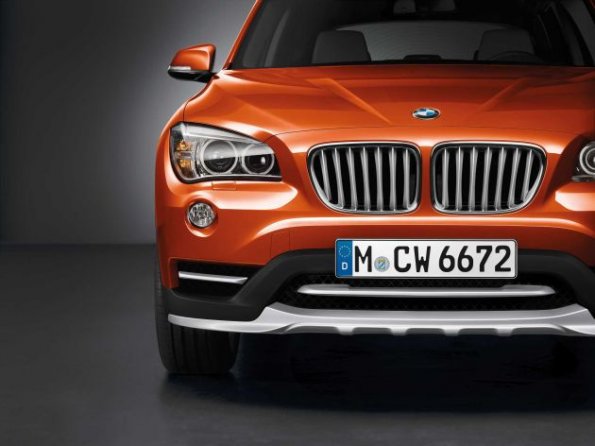 Die Fahrzeugfront des BMW X1