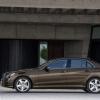 Der Mercedes-Benz E 300 BlueTec HYBRID in der Seitenansicht, Limousine Elegance, (W 212), 2012, Lack: Dolomitbraun metallic, Ausstattung: Leder Exclusiv Seidenbeige/Espresso