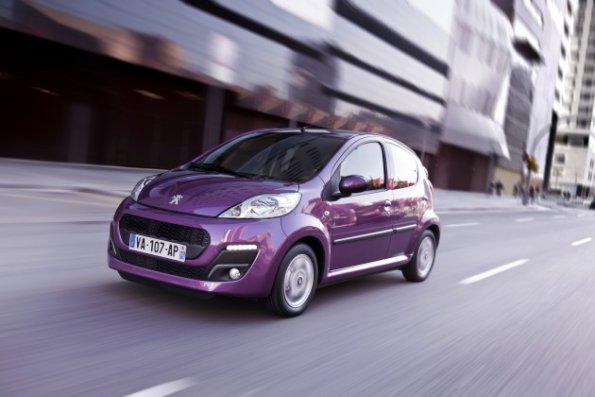 Front- und Seitenpartie des Peugeot 107