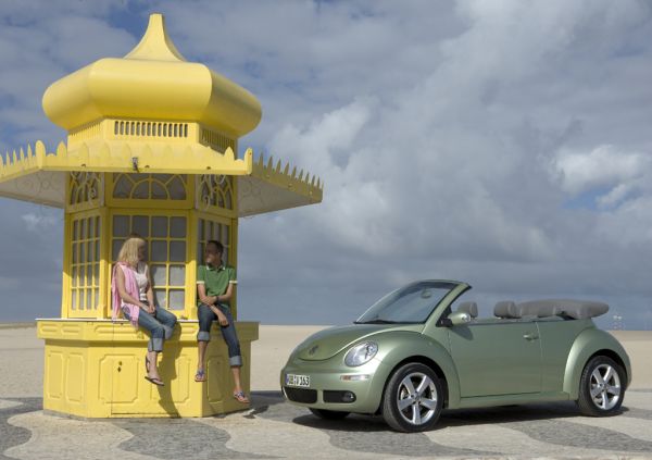 VW New Beetle:
8-bit RGB flat IBM byte order uncompressed TIFF  file, 4992x3328 pixels (16.64x11.09 inches) @ 300.00 pixels/inch, written by Adobe Photoshop CS