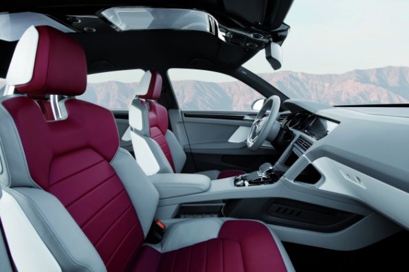 Die Innenaufnahme gibt einen Eindruck der ersten Sitzreihe in der VW Studie Cross Coupé