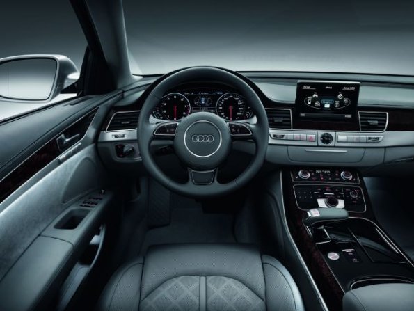 Das Cockpit im Audi A8 L W12