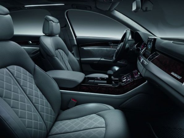 Die vordere Sitzreihe im Audi A8 L W12