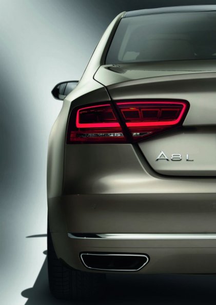 Detailaufnahme der hinteren Beleuchtungskörper am Audi A8 L W12