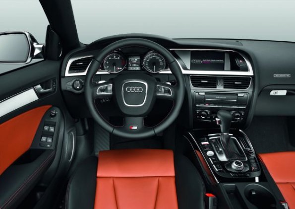 Ein Blick ins Innere des Audi S5 Sportback, hier der Arbeitsplatz des Fahrers