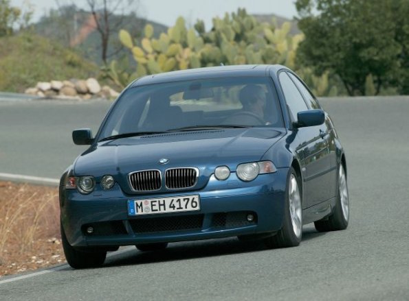 Unterwegs mit dem BMW 3er: Die Frontansicht in flotter Kurvenfahrt. 