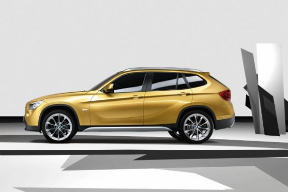 Der BMW X1 Concept von der Seite: Die dunklen Scheiben verbergen das Konzeptionelle des X1, nämlich das Interieur.