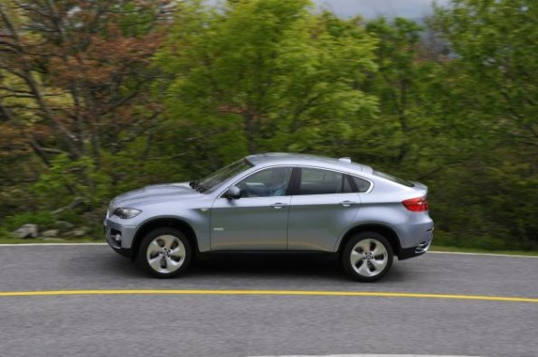 Der BMW X6 Active Hybrid in der Seitenansicht