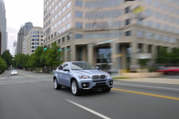 Front- / Seitenansicht des BMW X6 Active Hybrid