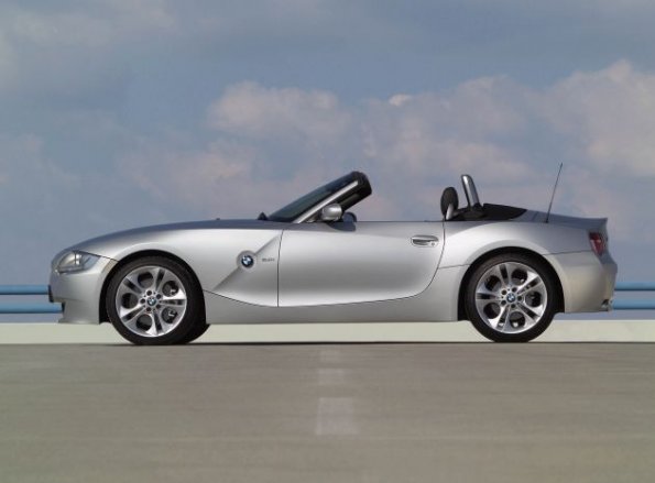 Der BMW Z4 in der Seitenansicht mit offenem Verdeck. 