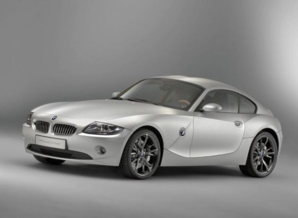 Der Roadster BMW Z4 von vorn mit Blick auf das charakteristische Design der Seitenpartie. 