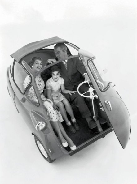 Familienglück mit der BMW Isetta: nichts für Großfamilien. 