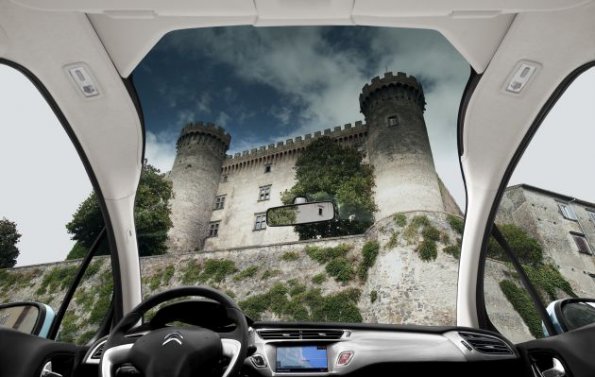 Ein Blick durch die Panoramascheibe im Citroen C3: Wenn die Sonne scheint und die Tönung nicht ausreicht, kann per Jalousie nachgeholfen werden