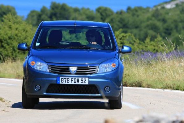 Frontansicht des Dacia Sandero: Zwei Benziner zum Start, zwei Diesel folgen nocht