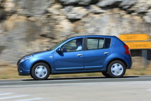 Seitenansicht des Dacia Sandero: ESP ist nicht dabei und kann auch nicht nachgerüstet werden. Das schmerzt.