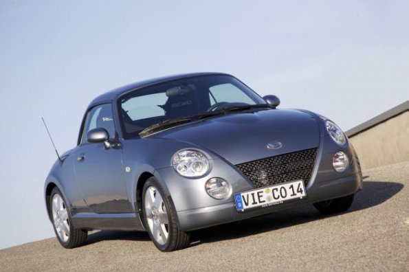 Der Daihatsu Copen in der Frontansicht mit geschlossenem Verdeck