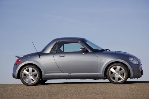 Die Seitenansicht des Daihatsu Copen verdeutlicht das außergewöhnliche Design des Autos