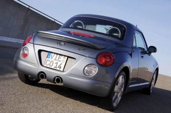 Heckansicht des Daihatsu Copen: Schmale 14 Liter verbleiben an Laderaum, wenn das Dach eingefahren worden ist.