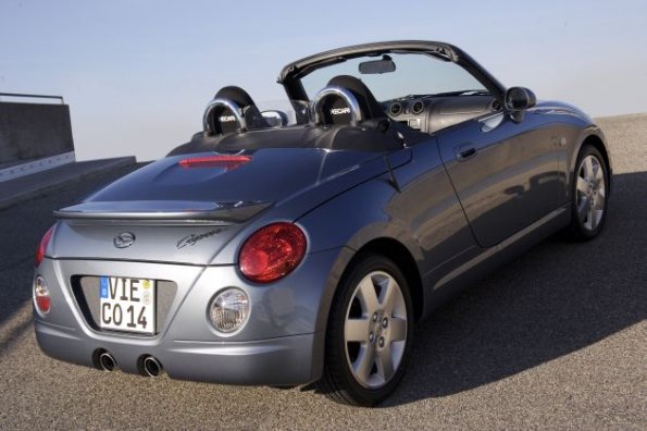 Der Daihatsu Copen mit geöffnetem Verdeck