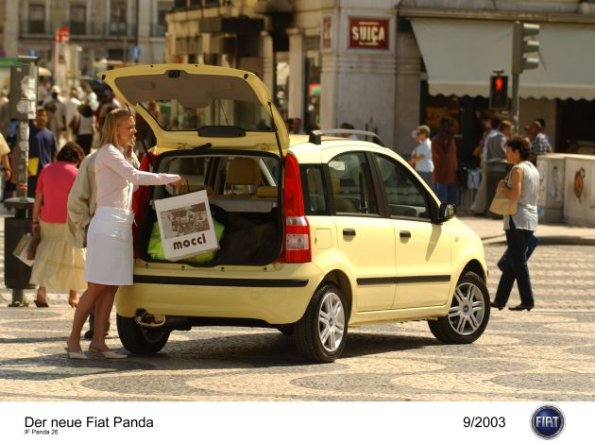 Der Fiat Panda mit geöffneter Heckklappe: Der Laderaum von 206 Litern lässt sich via verschiebbarer Rückbank vergrößern