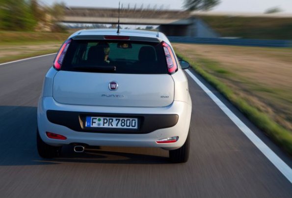 Die Heckansicht des Fiat Punto Evo in einer Fahraufnahme