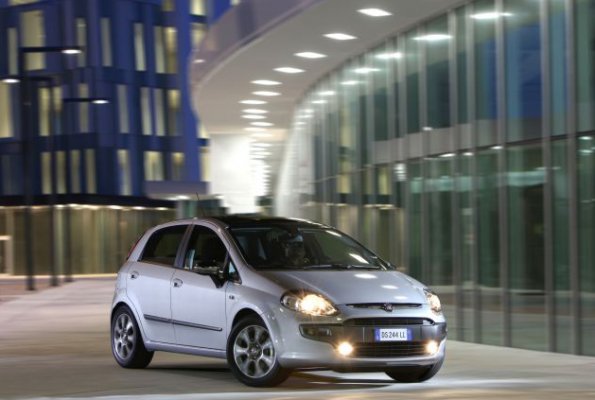 Front- / Seitenansicht des Fiat Punto Evo