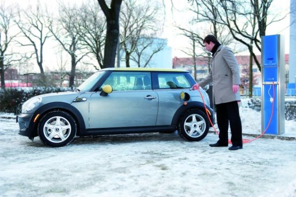 Ein Mini E in der kalten Jahreszeit. Noch muss sich die Alltagstauglichkeit insbesondere bei der Fahrdauer mit den Batterien beweisen.