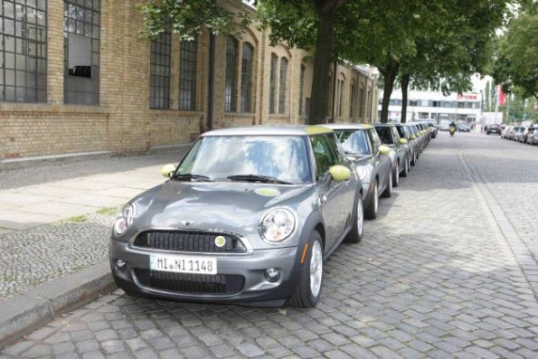 20.06.2009, Berlin, Meilenwerk, Umgeben von historischen Autos wurden heute die 50 ersten Elektro Minis von BMW durch Finanzvorstand Dr. Friedrich Eichiner an die Nutzer bergeben. Der erste stolze vorruebergehende Besitzer beim Roll Out war Prof. Dr. Frank Behrendt aus Berlin 49 Jahre. Unter den Augen von Bundesumweltminister Sigmar Gabriel und Vattenvall Europa Chef Tuomo Hataka gab er Gummi auf dem historischen Gelaende in Moabit.  © Frank Ossenbrink, Reinhardtstr. 27 b, 10117 Berlin, Tel.: 030-28 09 79 00 oder 0172-400 65 05, Fax: 030-28 09 79 01, e-Mail: mail@politikfoto.de, Bankverbindung: Sparkasse Bonn, BLZ 380 500 00, Kto.-Nr.: 101 294 627, www.politikfoto.de, Steuernummer 502/5221/1111 beim Finanzamt Bonn-Innenstadt