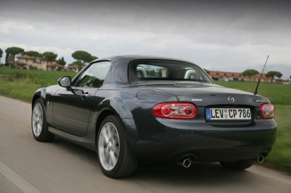 Heckansicht des Mazda MX-5 mit geschlossenem Verdeck