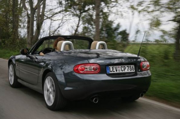 Heckansicht des Mazda MX-5 mit geöffnetem Verdeck