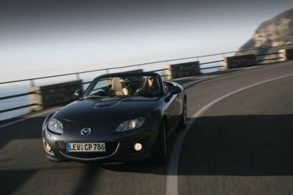 Der Roadster Mazda MX-5 in einer Außenaufnahme mit geöffnetem Verdeck 