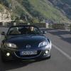 Außenaufnahme des überarbeiteten Mazda MX-5 mit geöffnetem Verdeck