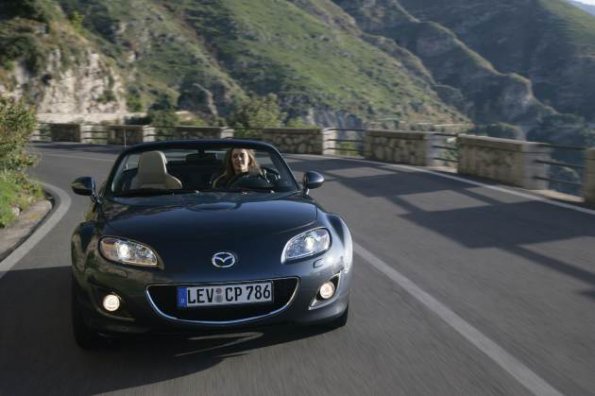 Außenaufnahme des überarbeiteten Mazda MX-5 mit geöffnetem Verdeck