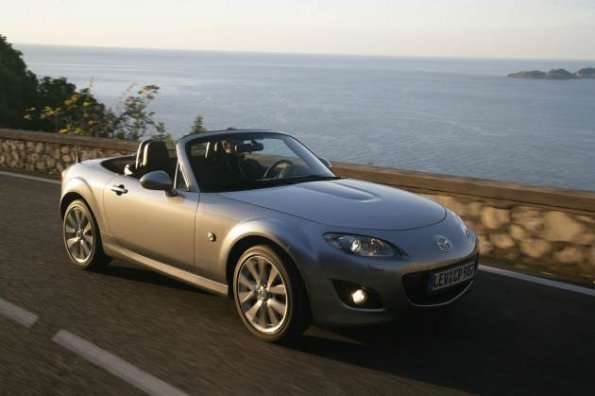 Der Roadster Mazda MX-5  in einer Außenaufnahme