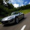 Front- / Seitenansicht des Roadsters Mazda MX-5 in einer Außenaufnahme