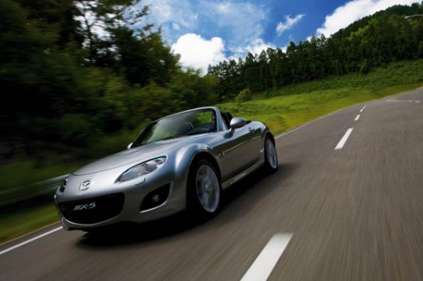 Front- / Seitenansicht des Roadsters Mazda MX-5 in einer Außenaufnahme