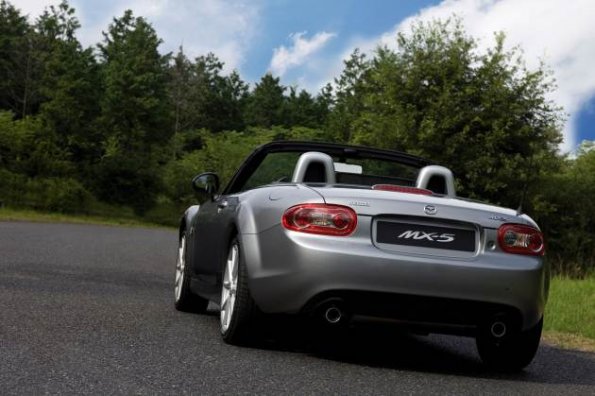 Der Mazda MX-5 unterwegs mit geöffnetem Verdeck