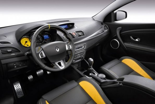 Blick in den Innenraum des Megane Coupe Renault Sport, der einen hochwertigen und sportlichen Eindruck hinterlassen soll.