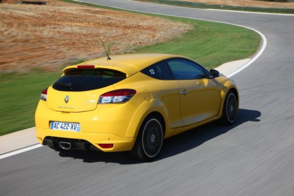 Die Außenaufnahme zeigt den Megane Coupe Renault Sport in der Heck- / und Seitenansicht