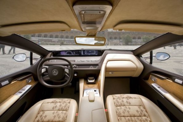 Ein Blick aus Sicht des Fahrers auf das Cockpit des Mercedes F 700