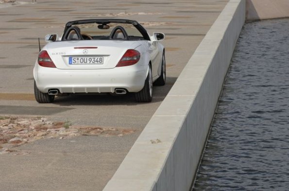 In Weiß gehaltener Mercedes SLK in der Rückansicht