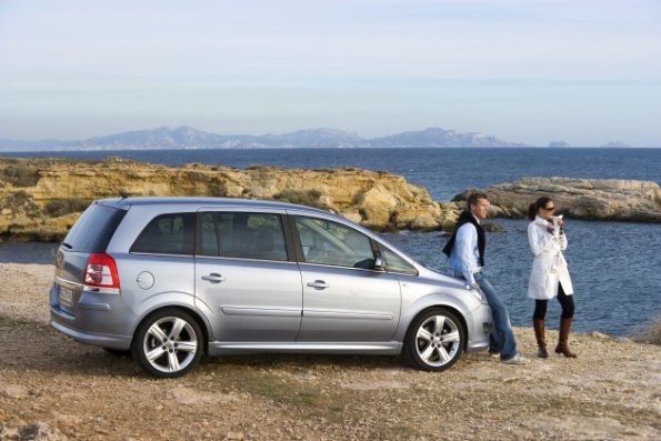 Eine Außenaufnahme des Opel Zafira in der Seitenansicht