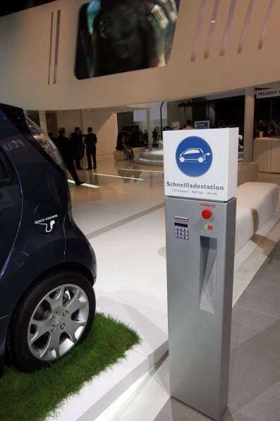 Das Elektroauto Peugeot iOn an der Zapfsäule: Sechs Stunden an einer normalen Steckdose sollen zum Aufladen der Lithium-Ionen-Batterie reichen, bei einer Schnellladung werden in 30 Minuten 80 Prozent der Batterie geladen, meint Peugeot