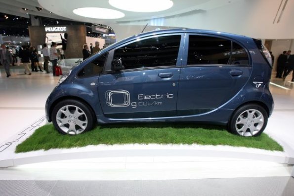 Das Elektroauto Peugeot iOn in der Seitenansicht