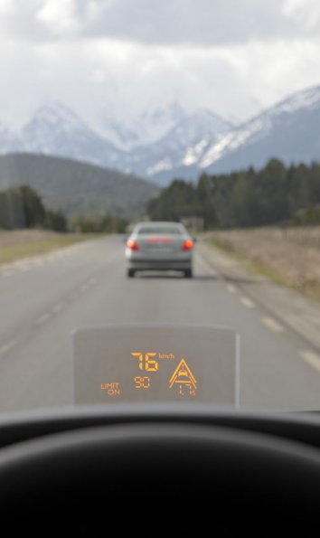 Das Head-Up-Display informiert über Geschwindigkeit und warnt bei zu geringem Abstand zum Vordermann